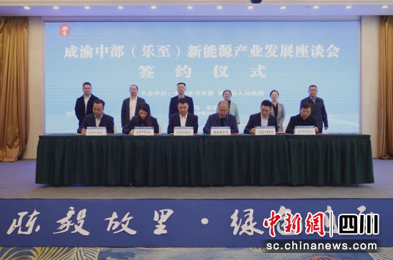 现场签约。姚阳 摄